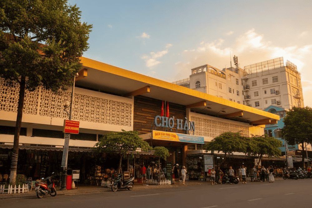 Han Market Plaza blends traditional Vietnamese market culture with modern shopping conveniences, creating a unique shopping experience
